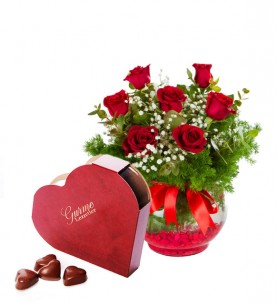 Akvaryumda Kırmızı Güller ve Kalpli Çikolata Kutusu