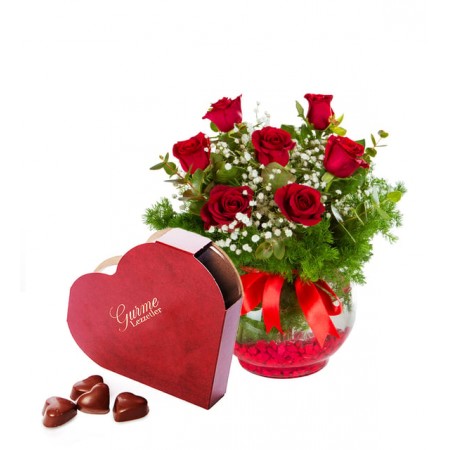 Akvaryumda Kırmızı Güller ve Kalpli Çikolata Kutusu